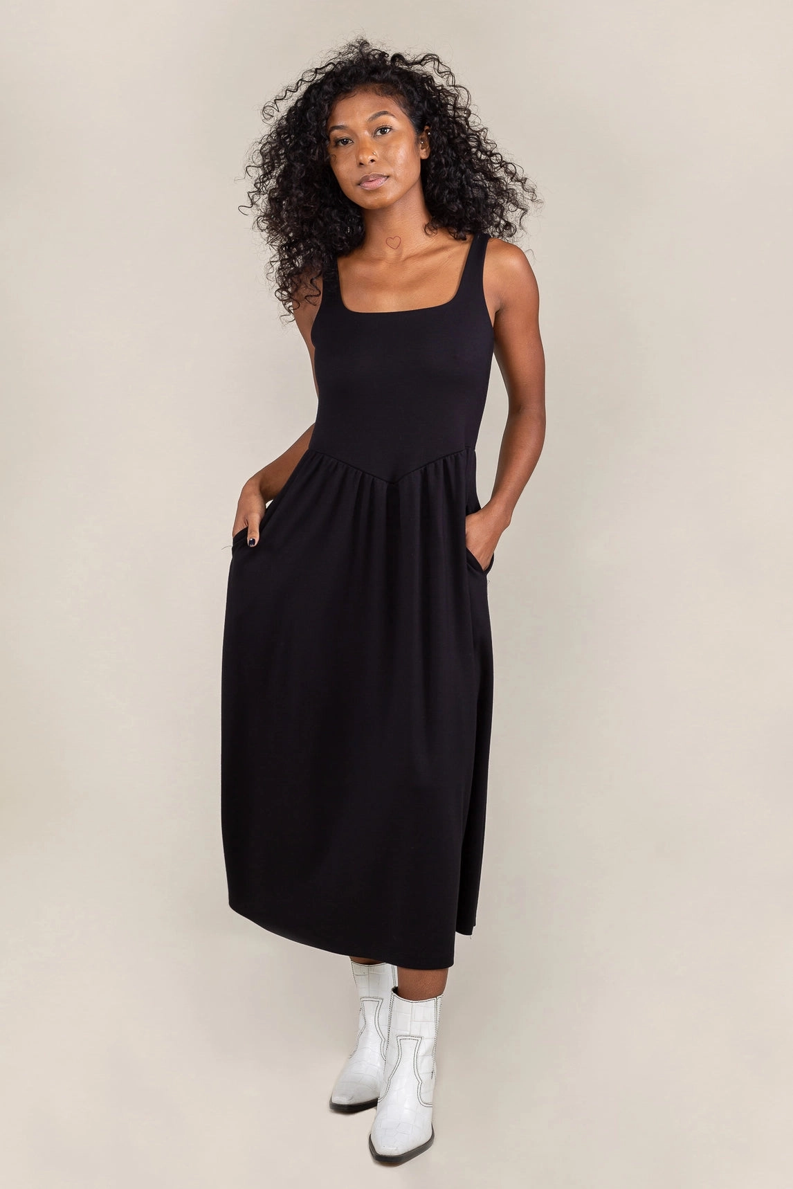Basic Swing Midi Dress - Black Seamless-Look Relaxed day dress