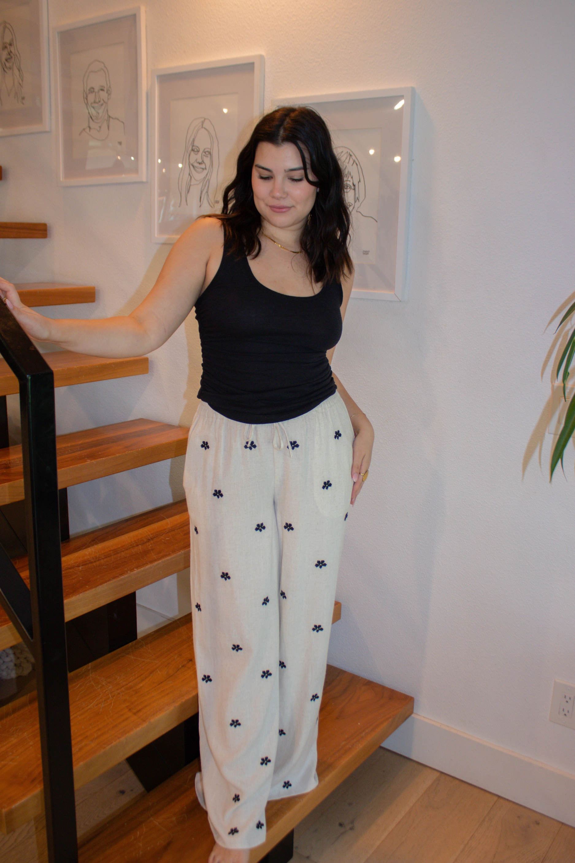 Printed Blouse MinimalistCut Cami Scoop Neck Tank Top - Black