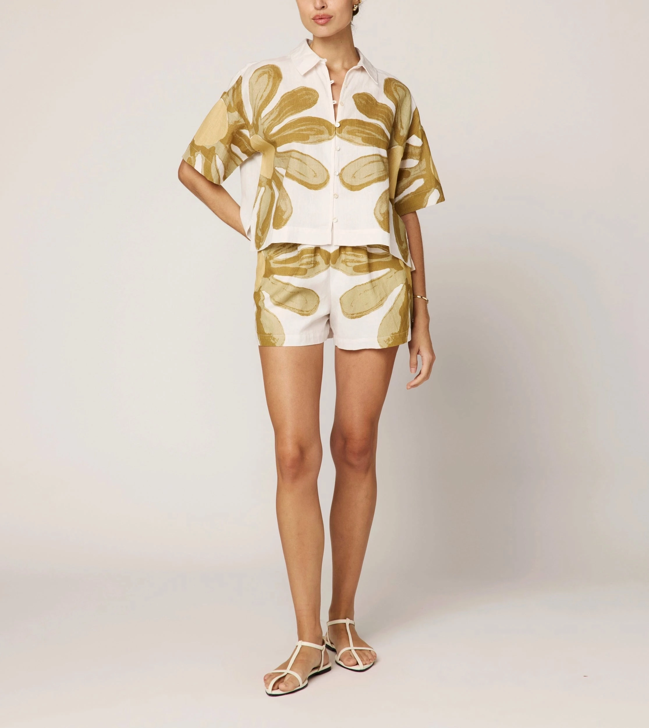 Breathable mesh lining Adjustable Cuff System Pierre Short | Floral Placed Print