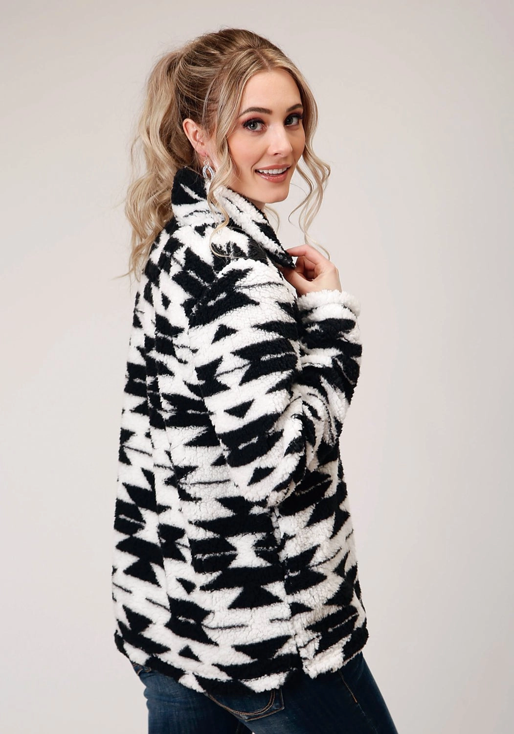 Casual Chill Look Comfort Fit Cut Roper Womens Black/White Polyester Polar Fleece Aztec Jacket