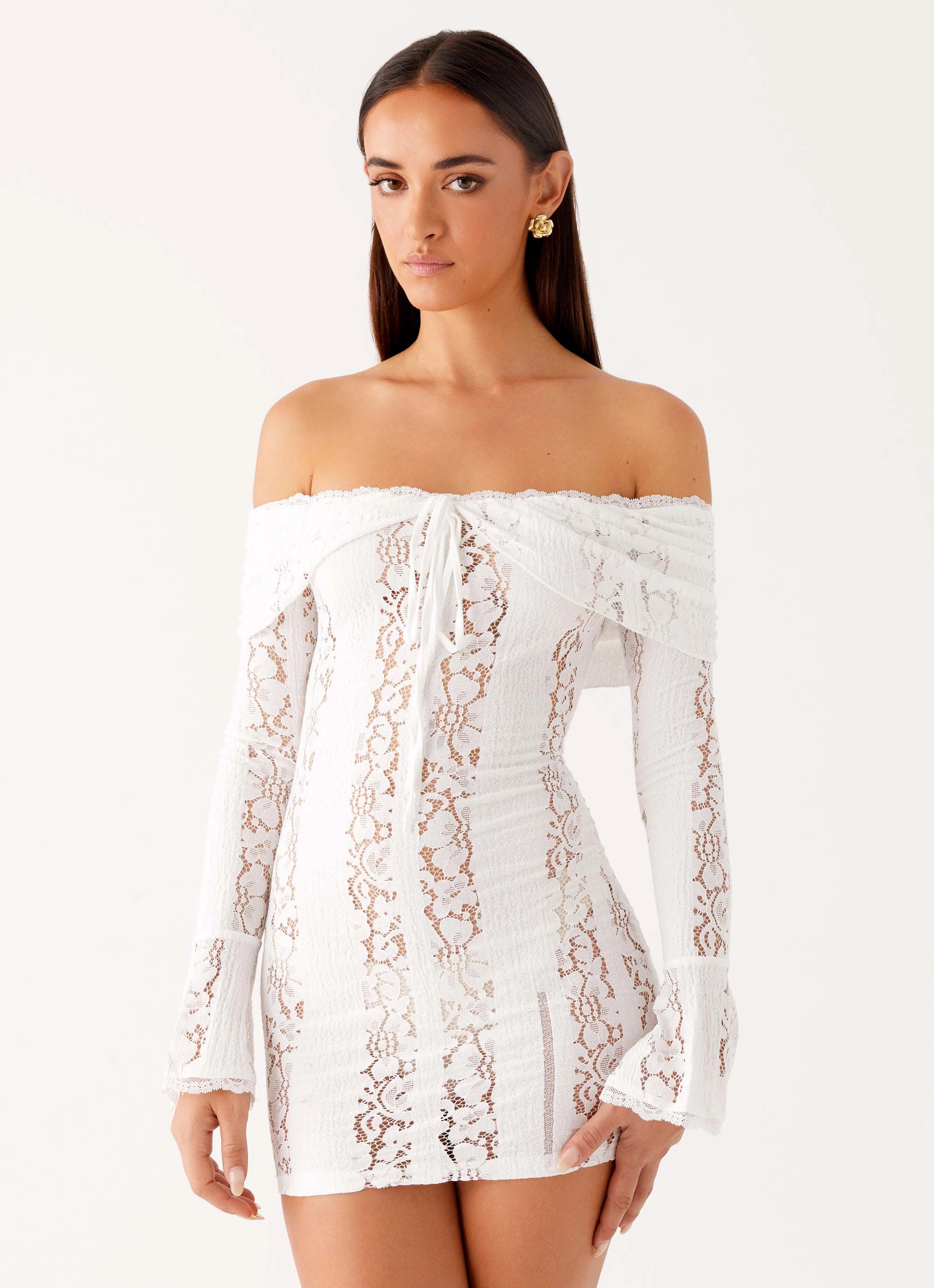 Wardrobe-Staple Sunset Look Syvanna Lace Mini Dress - White