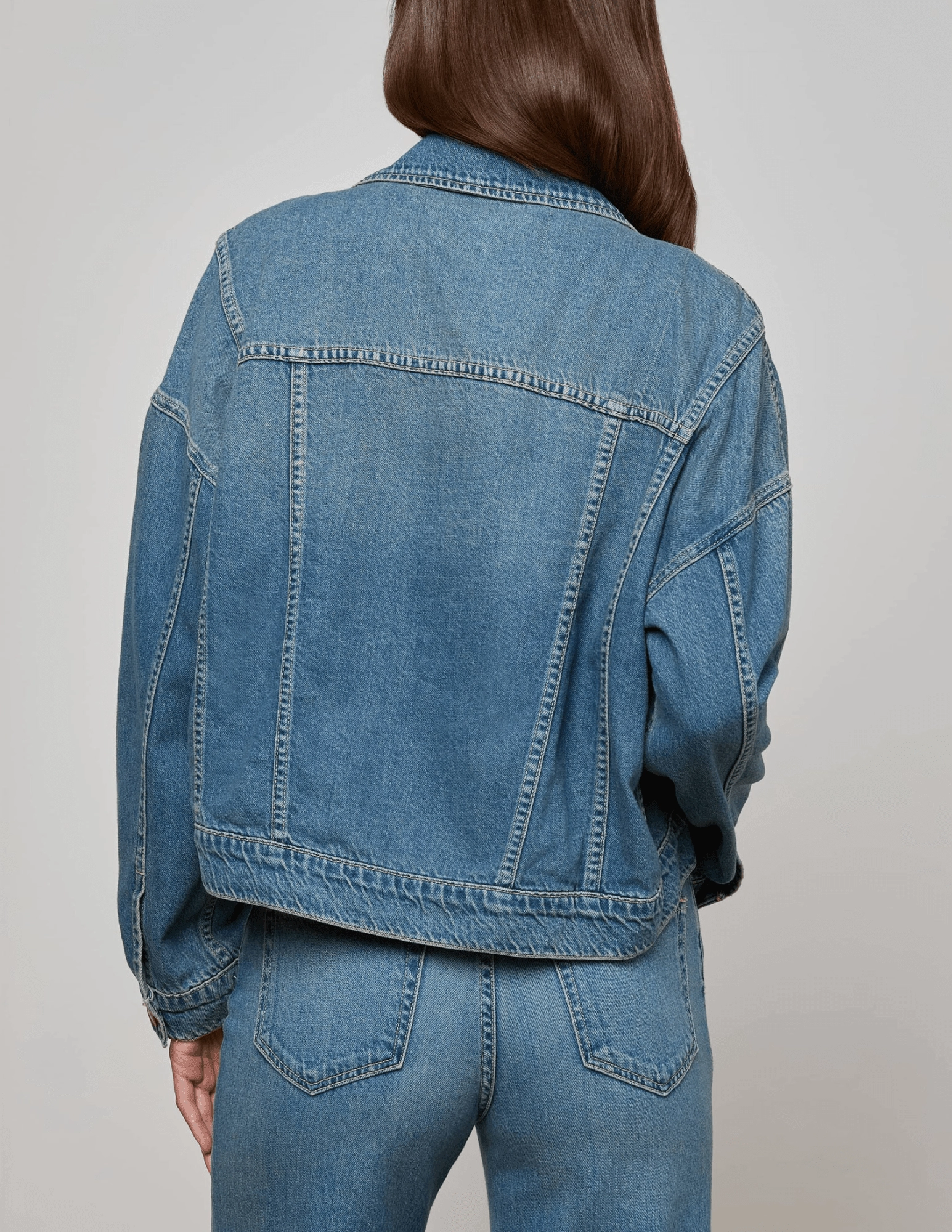 L'AGENCE Vianney Hi-Lo Denim Jacket in Fargo CompressionPackableFabric Minimal Travel Look