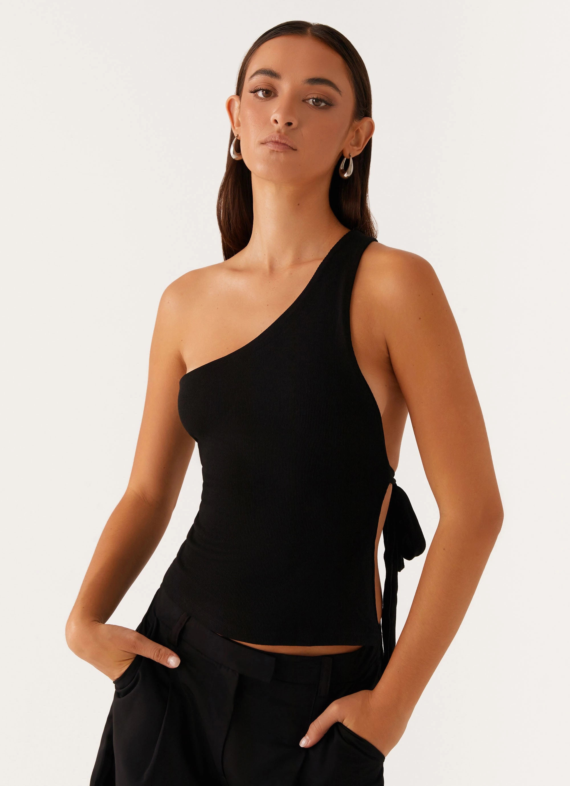 Safiya One Shoulder Top - Black summer look